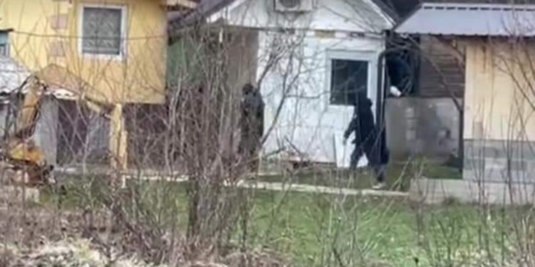Persona të maskuar në veri sulmojnë me gurë gazetarët kosovarë