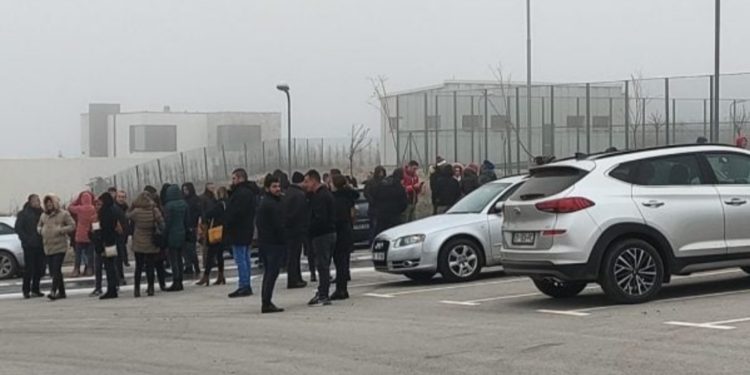 Serbët nisin të mblidhen kundër Kurtit dhe Rohde, thonë se “do të jetë protesta më e madhe ndonjëherë”