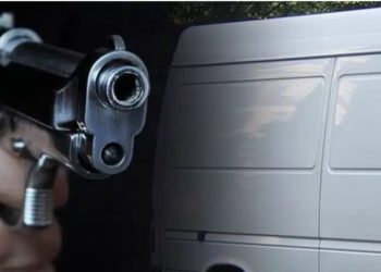 Persona të maskuar në Leposaviq sulmojnë punëtorin shqiptar, e kërcënojnë me armë zjarri dhe ia dëmtojnë automjetin
