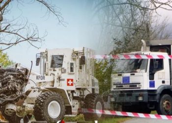 Serbët përdorin për barrikada kamionët që i morën si donacion, nga BE-ja s’kanë përgjigje