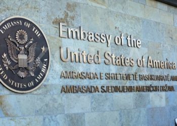Ambasada amerikane dënon sulmet ndaj gazetarëve në veri