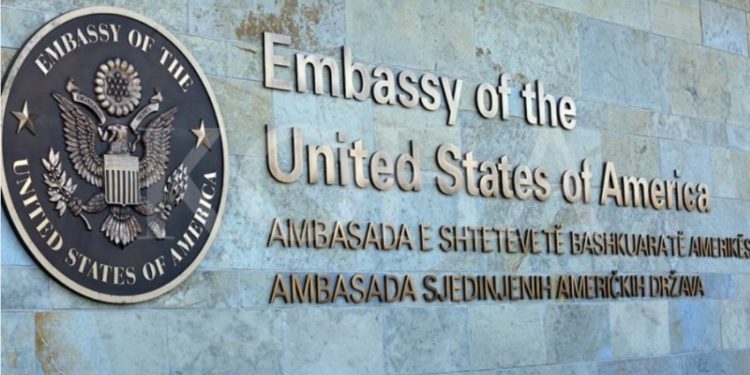 Ambasada amerikane dënon sulmet ndaj gazetarëve në veri
