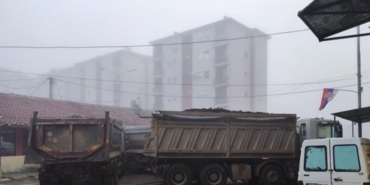 Policia e konfirmon: Grupet kriminale gjatë natës vendosën edhe dy barrikada të reja