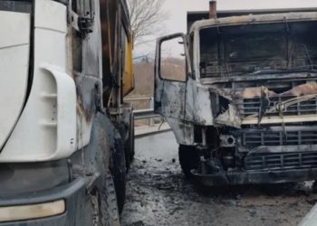 Digjen disa kamionë në një barrikadë në veri