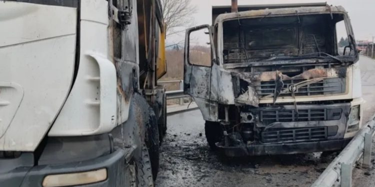 Digjen disa kamionë në një barrikadë në veri