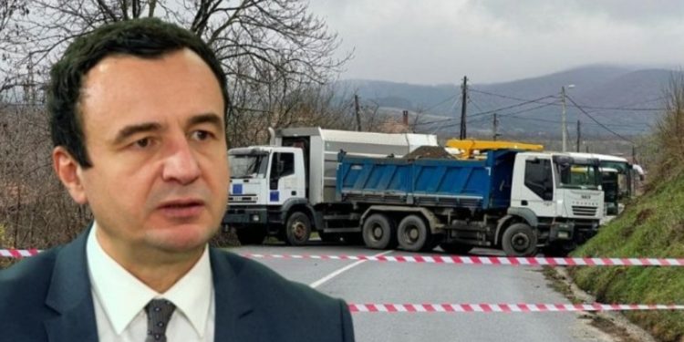 Kurti flet për heqjen e barrikadave: Vet i vunë, vet i hoqën