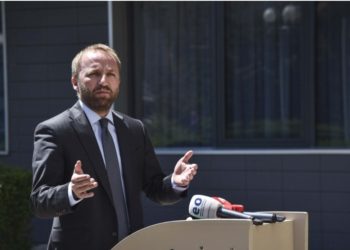 Tahiri: Një Vuçiq që vendosë barrikada në Kosovë dhe kryeministri Kurti që rri si spektator përballë tyre