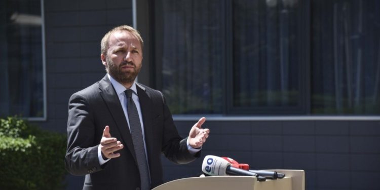 Tahiri: Një Vuçiq që vendosë barrikada në Kosovë dhe kryeministri Kurti që rri si spektator përballë tyre