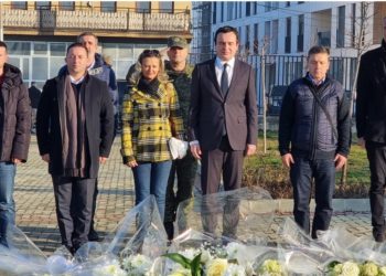 Kurti me Mehajn bëjnë homazhe te varri i Adem Demaçit: Nderojmë ata të cilët na frymëzuan çdo ditë në angazhimin dhe punën tonë