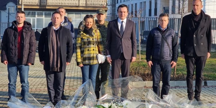 Kurti me Mehajn bëjnë homazhe te varri i Adem Demaçit: Nderojmë ata të cilët na frymëzuan çdo ditë në angazhimin dhe punën tonë