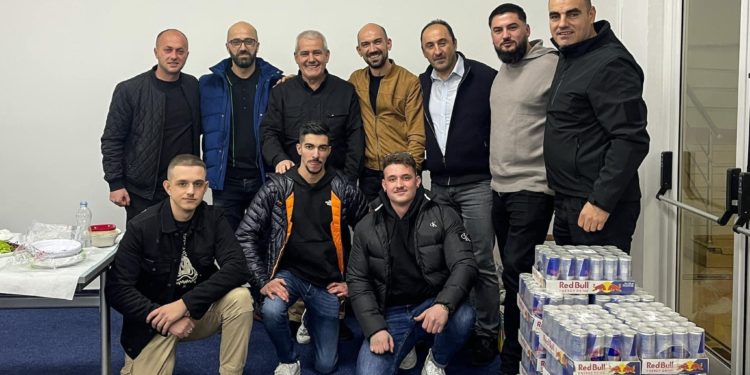 Grupi “ Marakli t’ kerreve” dhurojnë 1000 Redbull-a dhe gjëra ushqimore për Njësinë Speciale në Mitrovicë