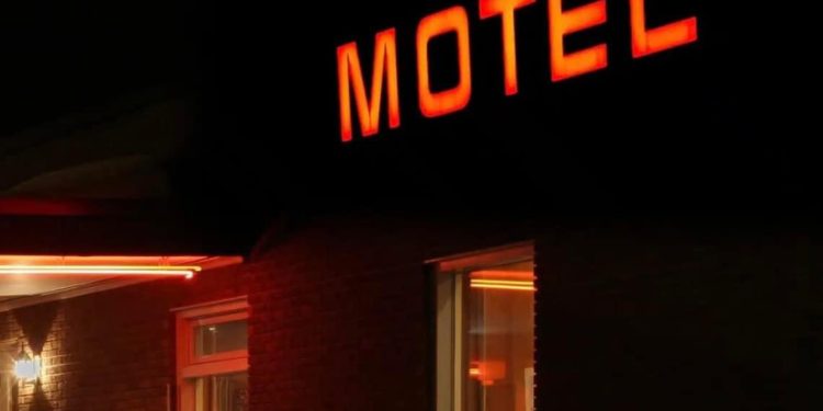 Policia aksion në dy motele në Mitrovicë: Arrestohen për prostitucion një 21-vjeçare dhe katër burra