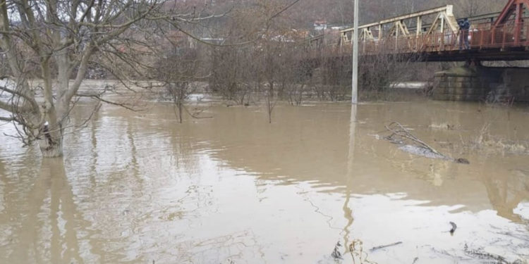 Një veturë bie në lumin Ibër, vdes një person