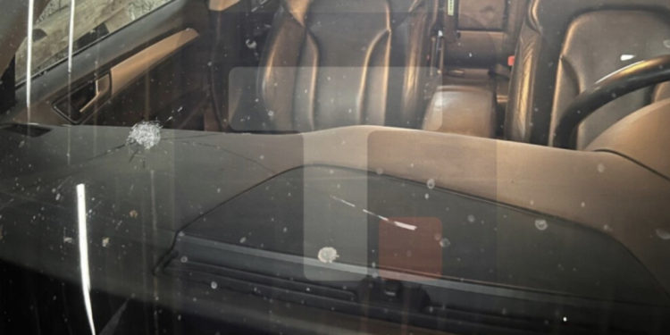 Pamje nga vetura e serbëve e cila u gjuajtë me armë nga Policia