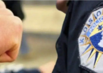 Punëtorët e autolarjes në Mitrovicë kërcënojnë dhe sulmojnë zyrtarin policor, përfundojnë në pranga
