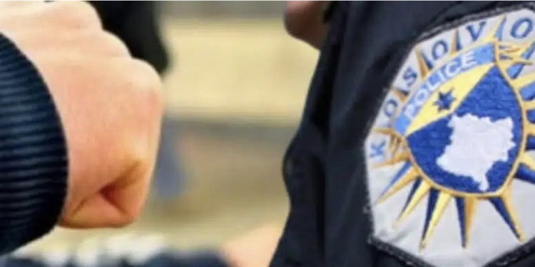 Punëtorët e autolarjes në Mitrovicë kërcënojnë dhe sulmojnë zyrtarin policor, përfundojnë në pranga