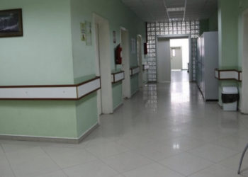 Një i moshuar në Mitrovicë tenton t’i japë fund jetës së tij, e plagos veten me armë zjarri
