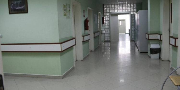 Një i moshuar në Mitrovicë tenton t’i japë fund jetës së tij, e plagos veten me armë zjarri