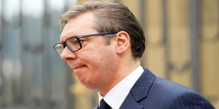 Vuçiq publikon fotografinë e 11 vjeçarit të plagosur: Të gjithë po lutemi për ty