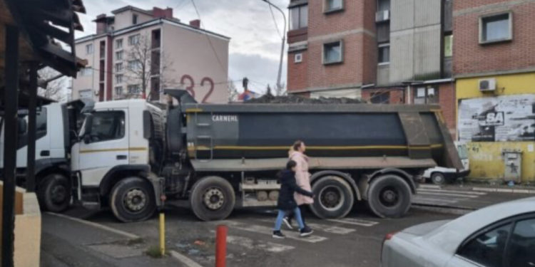 Ekspertët: Barrikaduesit në veri trajnohen nga BIA serbe (VIDEO)