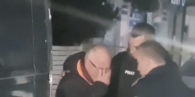 Momenti emocionues kur vëllai kupton lajmin për vrasjen e Nysret Gubetinit, shpërthen në lot – policët mundohen ta qetësojnë