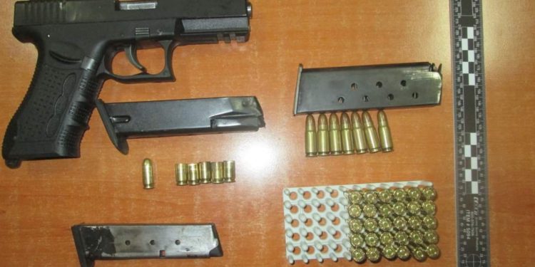 Policia konfiskon një armë në fshatin ‘Stan Terg’ , shoferi i makinës pos armës me veti kishte 2 karikator 5 gëzhoja dhe 38 fishek