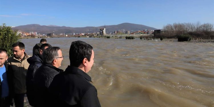 Kryetari Hamza pret në takim kryeministrin Kurti, i tregon lagjet e vërshuara 