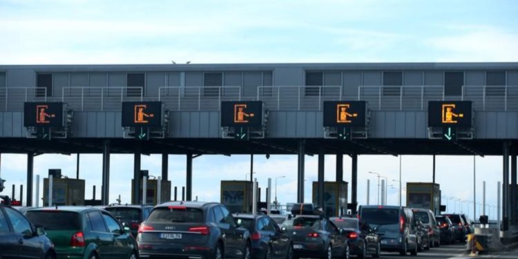 Deri në 17 orë pritje në kufirin Serbi-Kroaci