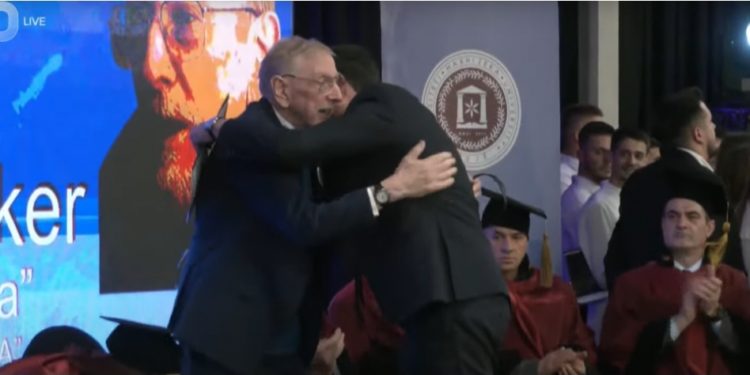 Kurti në nderimin e Walker me titullin “Doctor Honoris Causa”: Mik i së vërtetës, përherë edhe mik i Kosovës