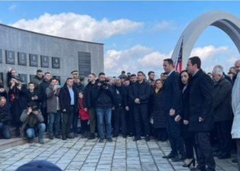 Krerët e shtetit bëjnë homazhe në Reçak