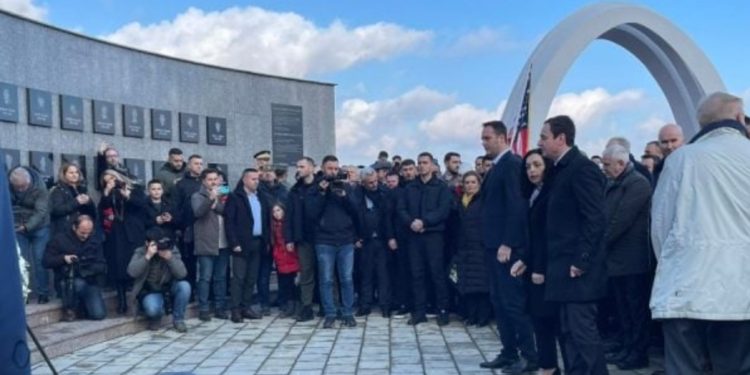 Krerët e shtetit bëjnë homazhe në Reçak