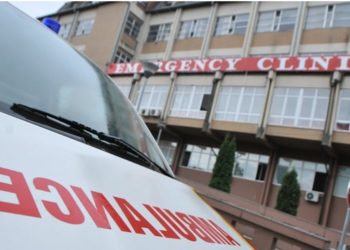 E rëndë: I riu nga Mitrovica tenton t’i jap fund jetës, dërgohet me urgjencë në QKUK