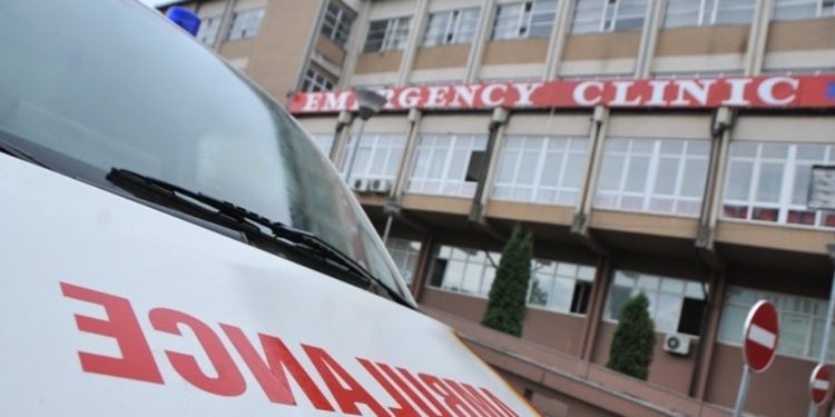 E rëndë: I riu nga Mitrovica tenton t’i jap fund jetës, dërgohet me urgjencë në QKUK