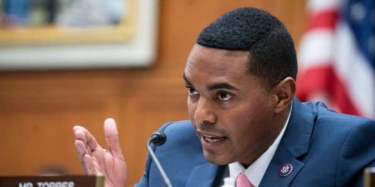 Kongresisti amerikan Torres: Perëndimi ka shkuar shumë larg me përkëdheljen e Serbisë