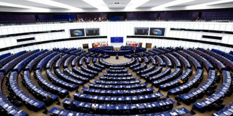 Parlamenti Evropian kërkon ndaljen e negociatave për pranim të Serbisë në BE