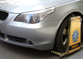 Dosja e Gjykatës: Dënohet shoferi i BMW-së që hoqi fellnen pasi ia bllokuan rrotën për parkim të gabuar