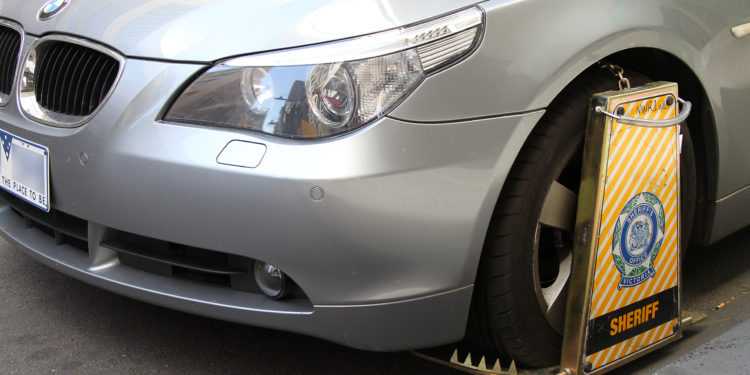 Dosja e Gjykatës: Dënohet shoferi i BMW-së që hoqi fellnen pasi ia bllokuan rrotën për parkim të gabuar