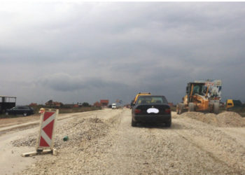 Vazhdon shakaja me rrugën për Mitrovicë, Ministria tregon pse e anuloi kontratën e rrugës që nisi para 14 vitesh