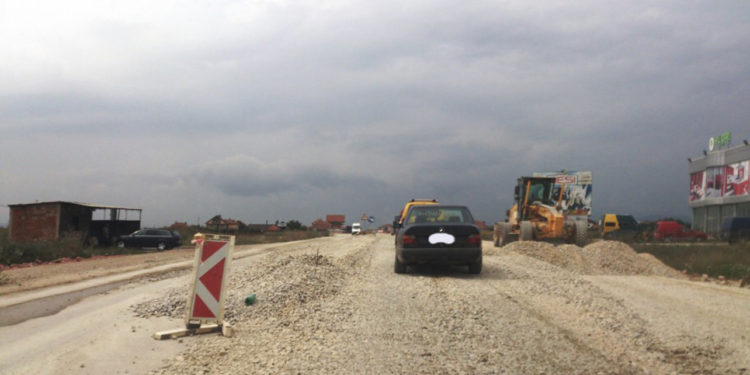 Vazhdon shakaja me rrugën për Mitrovicë, Ministria tregon pse e anuloi kontratën e rrugës që nisi para 14 vitesh