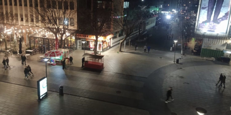 Hajnat bëjnë “qyl” mitrovicasin, i futen në banesë dhe i vjedhin para e stoli