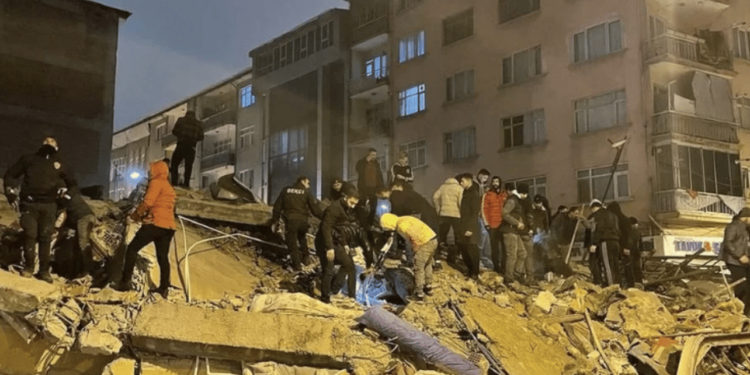 Mbi 100 të vdekur, çfarë ka lënë pas tërmeti i fuqishëm që goditi Turqinë (FOTO)