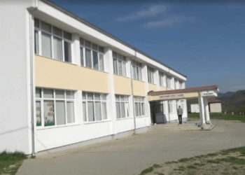Nxënësi i shkollës në Koshtovë të Mitrovicës denoncon arsimtaren: Më goditi katër herë me shuplaka
