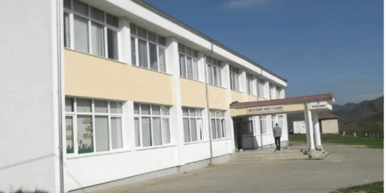 Nxënësi i shkollës në Koshtovë të Mitrovicës denoncon arsimtaren: Më goditi katër herë me shuplaka