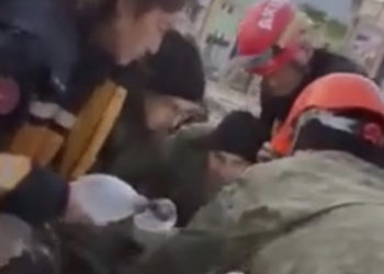Krenari: Momenti kur pjesëtari i FSK-së e zhvesh uniformën për ta nxjerr dy vjeçarin nga gërmadhat e tërmetit