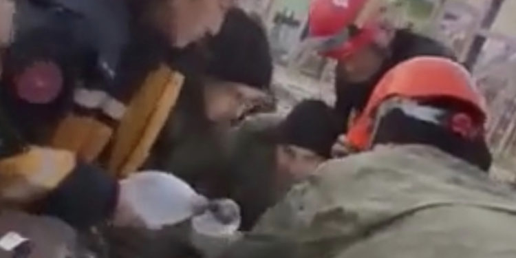 Krenari: Momenti kur pjesëtari i FSK-së e zhvesh uniformën për ta nxjerr dy vjeçarin nga gërmadhat e tërmetit