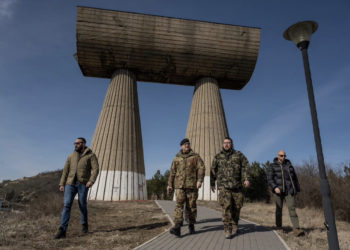 Gjeneralmajor Ristuccia viziton monumentin e Minatorëve në Mitrovicë, diskutohet mbi situatën e përgjithshme në këtë zonë