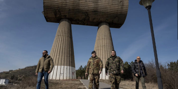 Gjeneralmajor Ristuccia viziton monumentin e Minatorëve në Mitrovicë, diskutohet mbi situatën e përgjithshme në këtë zonë