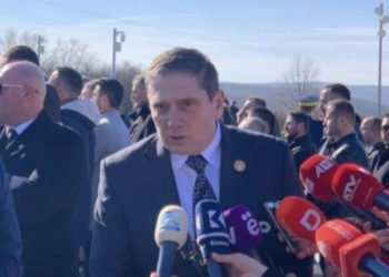 Politikani serb bën homazhe në Prekaz: Në emër të Serbisë së ndershme, kërkoj një ndjesë të madhe