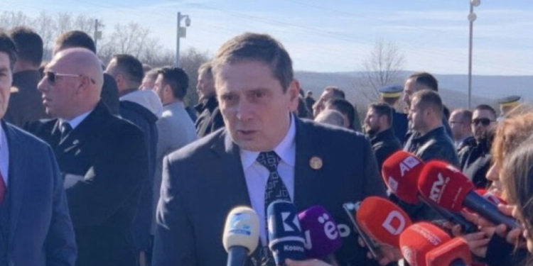 Politikani serb bën homazhe në Prekaz: Në emër të Serbisë së ndershme, kërkoj një ndjesë të madhe