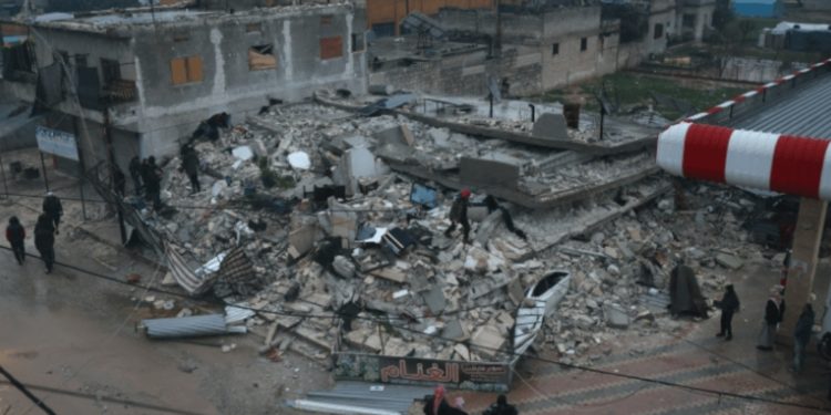 Të paktën 2300 persona janë konfirmuar të vdekur nga tërmetet në Turqi dhe Siri